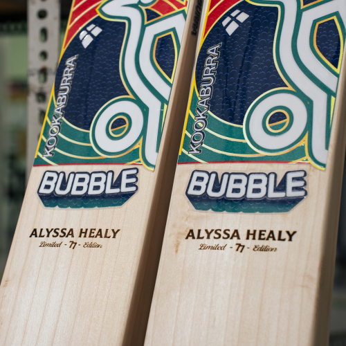 BUBBLE ALYSSA HEALY COMMEMORATIVE LE CRICKET BAT